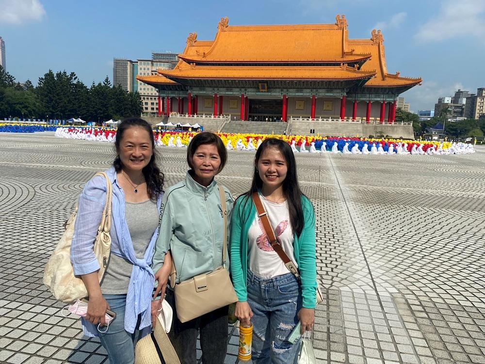 *Gospođa Ren Jinyu (prva s lijeva) iz Taipeija s rođacima iz Vijetnama u njihovom prvom posjetu Tajvanu. Svjedočili su formiranju velikih znakova.* 