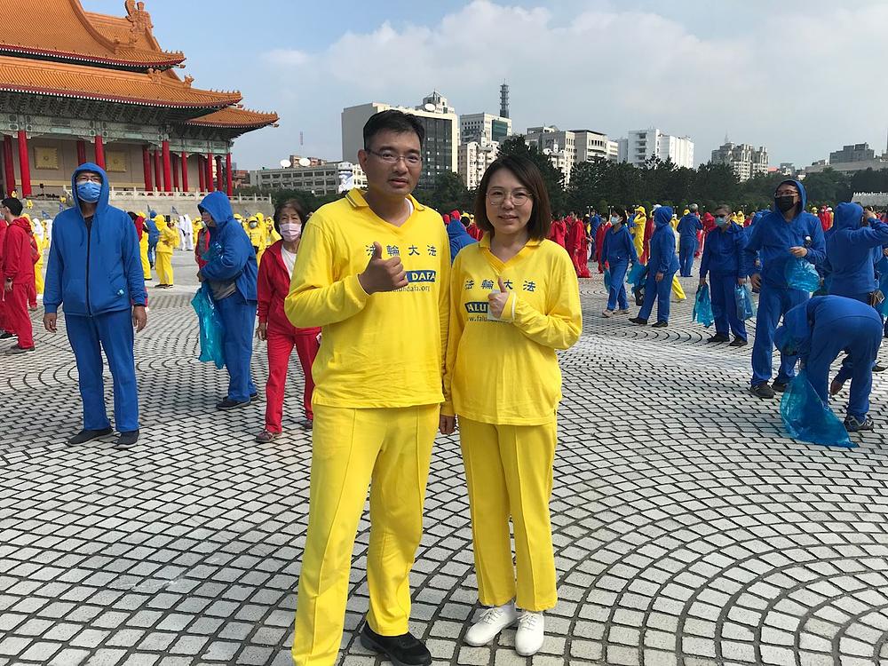 *Nakon što su Chen Zi-hong i njegova supruga počeli vježbati Falun Dafa njihov je brak u harmoniji*
 
