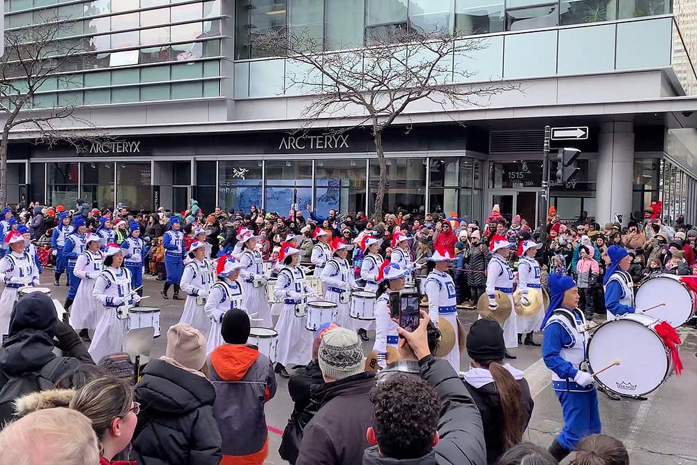 Tian Guo Marching Band sudjelovao je u Montrealskoj povorci Djeda Mraza održanoj 19. studenog 2022.
