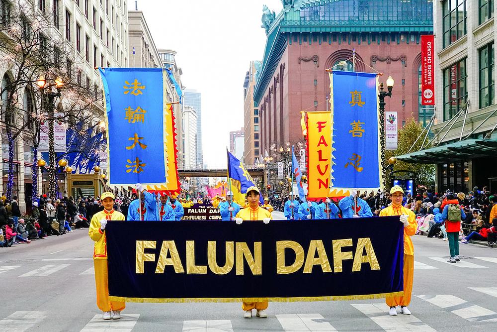   Falun Dafa praktikanti na 88. paradi povodom Dana zahvalnosti u Čikagu održanoj  24. novembra