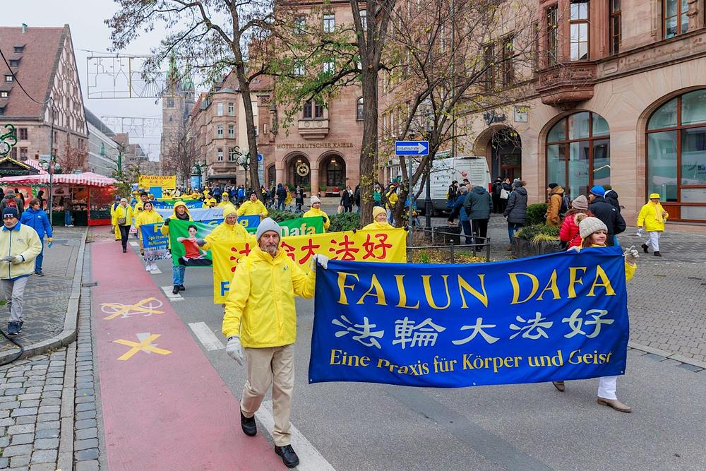  Praktikanti Falun Dafe paradiraju u Nirnbergu, proslavljajući Dan ljudskih prava.