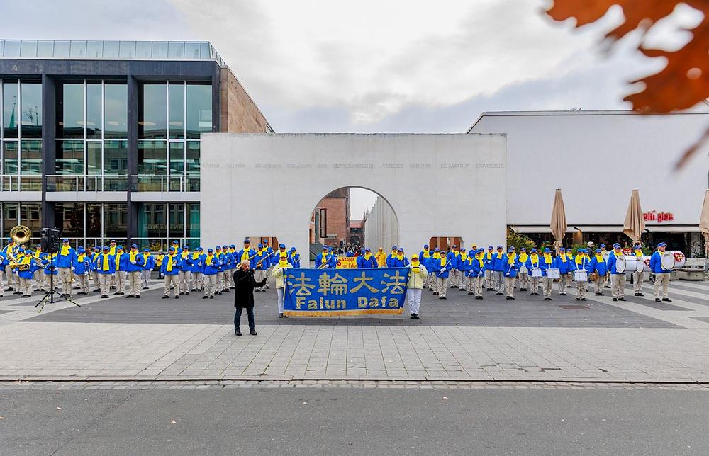  Praktikanti drže miting ispred skulpture ljudskih prava i govore o progonu u Kini.