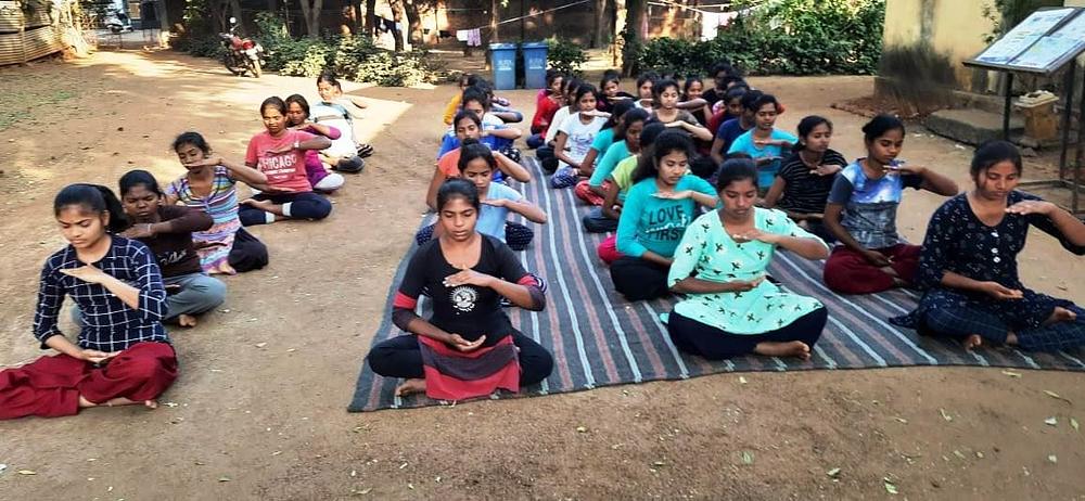  Djevojke iz vladinog hostela za učenike uče petu Falun Dafa vježbu, meditaciju.
