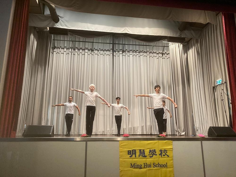 Polaznici ljetnog kampa izvode kineski klasični ples.