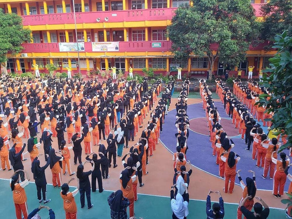 Oko 1.000 učenika i nastavnika iz SMK Negeri 2. (SMKN 2.) je 29. jula 2022. godine naučilo Falun Dafa vježbe 