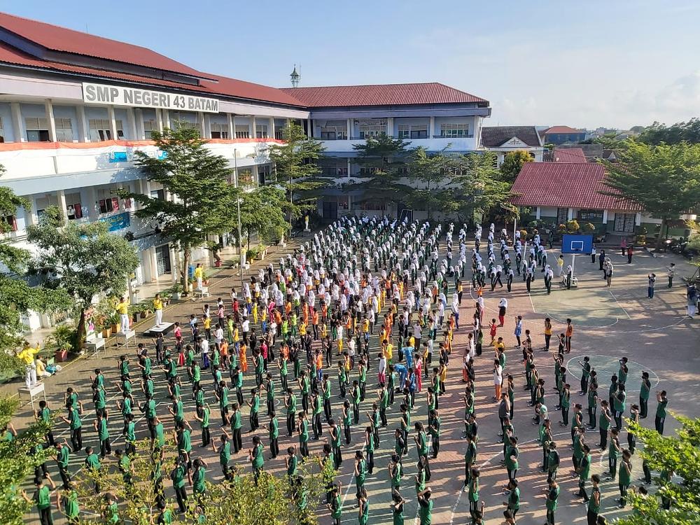 Oko 700 učenika i nastavnika se upoznalo sa Falun Dafa u SMP Negeri 43. (SMPN 43.) 11. avgusta 2022. godine