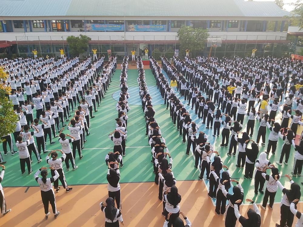 Hiljadu učenika i nastavnika iz SMAN 3. je naučilo Falun Dafa vježbe.