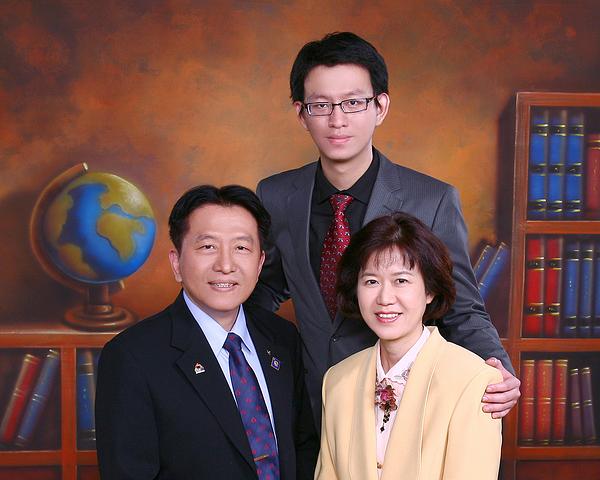 Sretna porodica: dr. Wang, njegova supruga i njihov sin. 