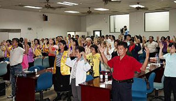 Tokom govora održanog u okrugu Pingtung 29. avgusta 2010. godine, neki od ljudi iz publike su se pridružili dr. Wangu u izvođenju vježbi.
 