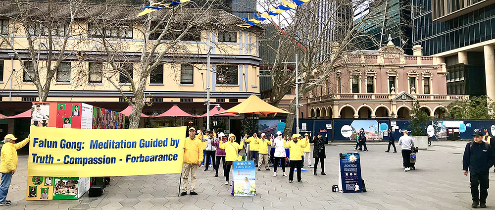 Praktikanti demonstriraju izvođenje vježbi i ljudima govore o Falun Dafa ispred gradske vijećnice Parramatte, u Novom Južnom Walesu. 