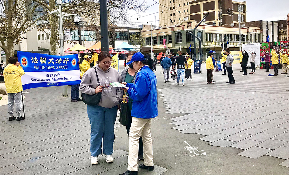  Mnogi dobivaju informacije o Falun Dafa i potpisuju peticiju za osudu progona.
 