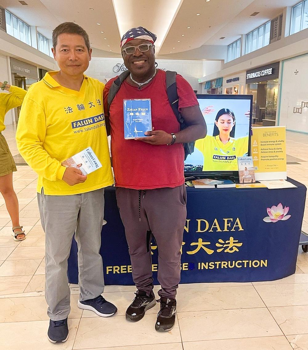 Stanovnik Long Islanda uči o Falun Dafa dok kupuje u trgovačkom centru. 