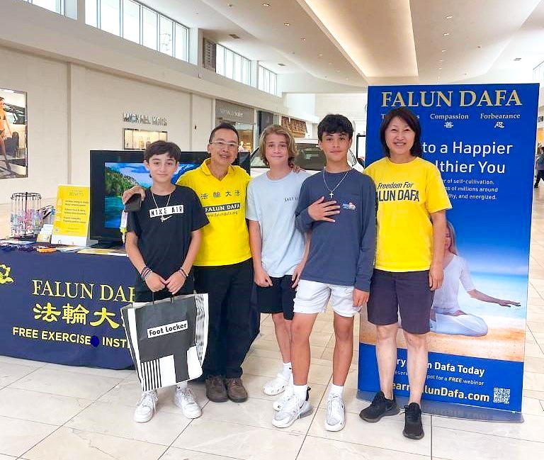 Dječak u sredini rekao je da ga je trbuh prestao boljeti nakon što je recitirao „Falun Dafa je dobar“.
 