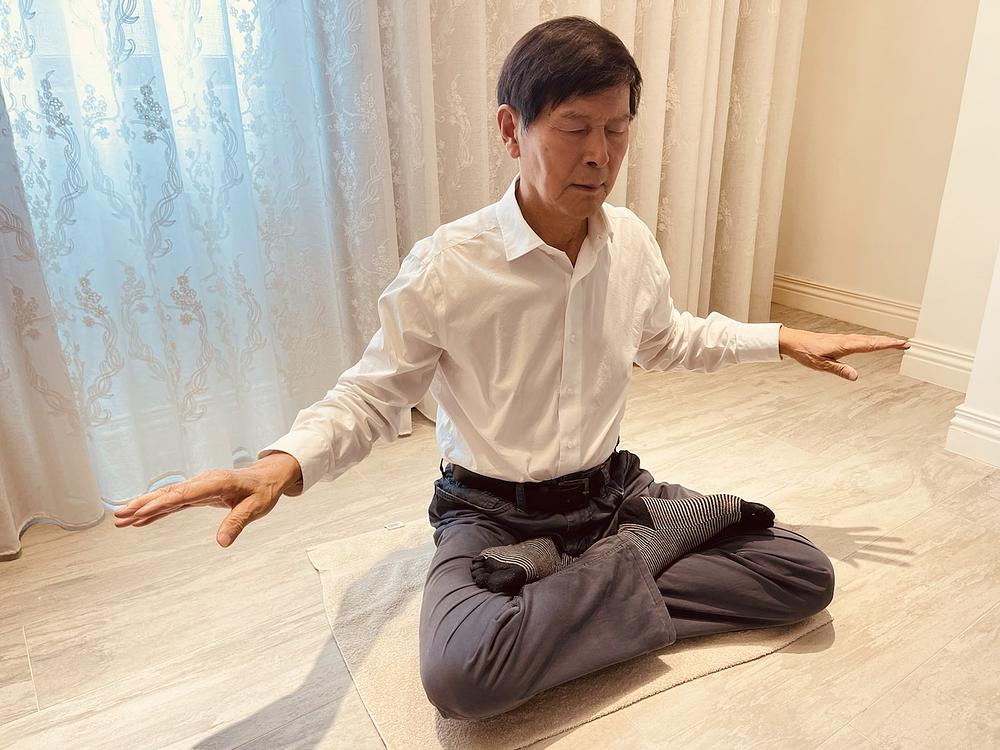 G. Li vježba sjedeću meditaciju.