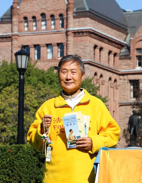 Chen Deli dijeli Falun Gong letke u Queens Parku u Torontu