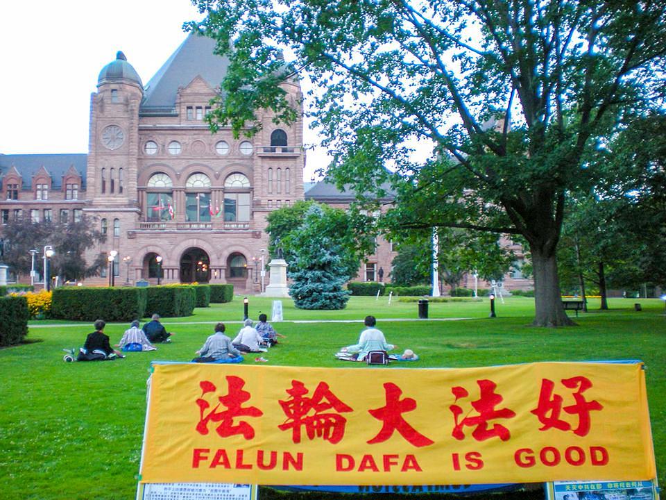 Praktikanti Falun Gonga meditiraju u Queens Parku 