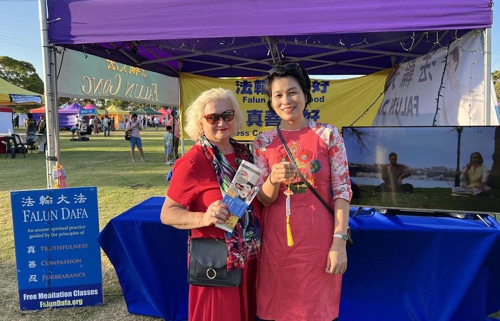 Falun Dafa praktikanti su bili pozvani da učestvuju na Tet festivalu kako bi proslavili vijetnamsku lunarnu Novu Godinu. Mnogi ljudi su se raspitivali o ovoj praksi i potpisivali peticiju podršku naporima praktikanata da okončaju progon u Kini.