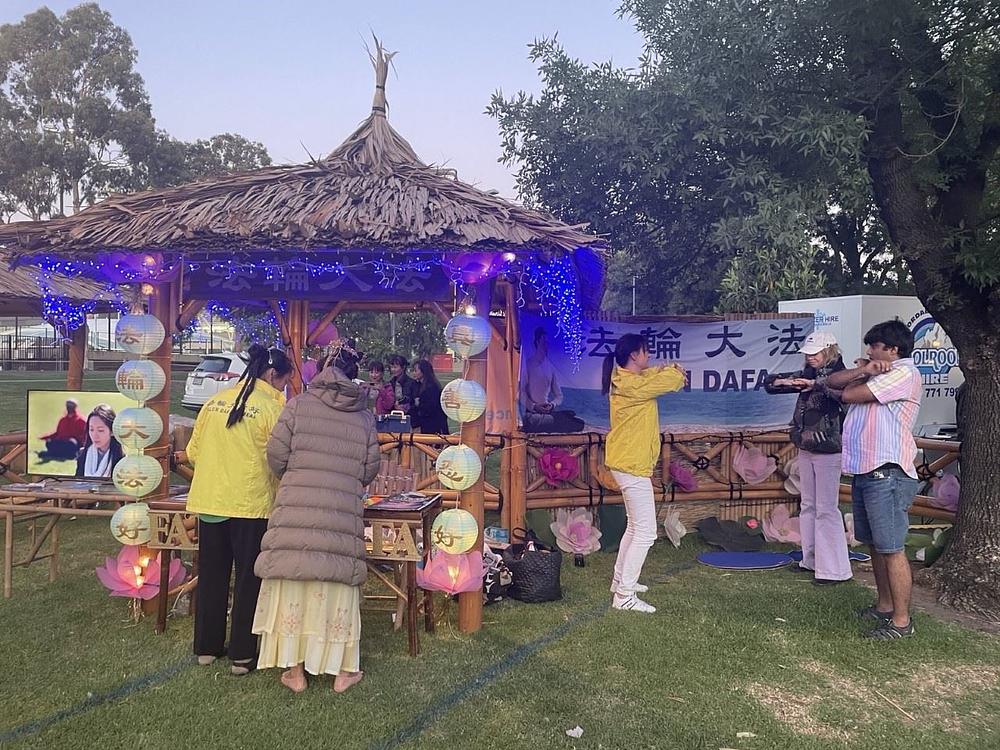 Štand Falun Dafa praktikanata na Festivalu azijske hrane je privukao pažnju mnogih posjetilaca