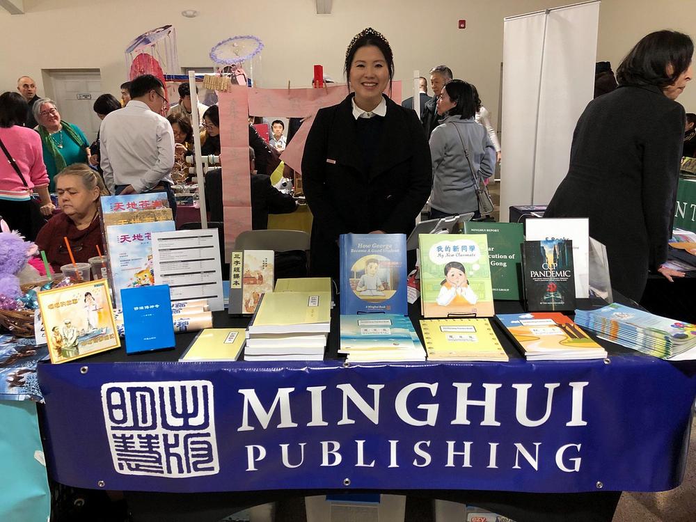 Prodajni predstavnik Minghui Publishing Amanda Luong.