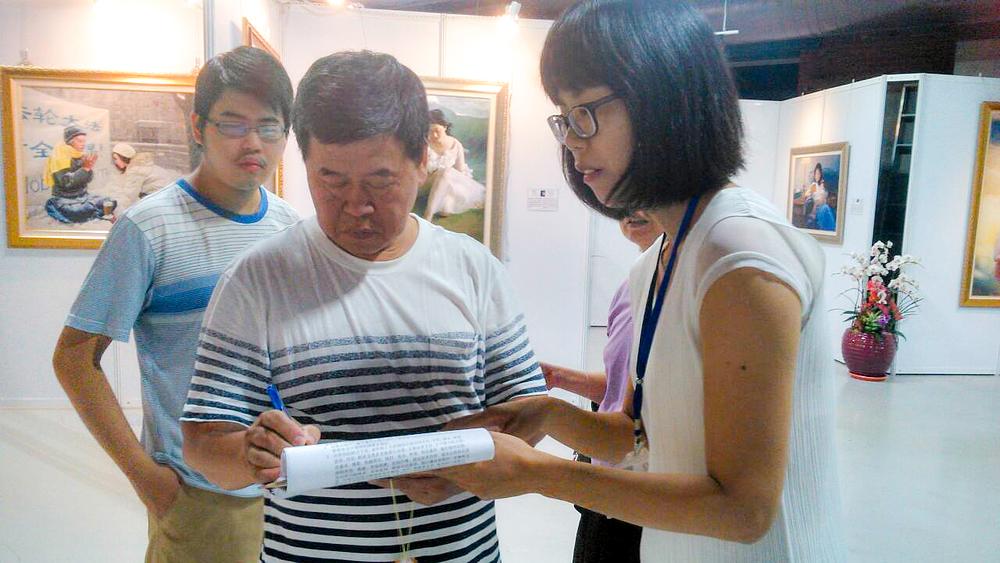 Građani Taichunga potpisuju dokument za krivičnu prijavu protiv Jiang Zemina 