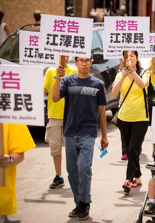 Castro sudjeluje u Falun Dafa paradi u Kineskoj četvrti u Chicagu 2015. godine.