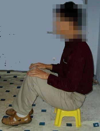 Rekonstrukcija torture: Prisiljeno sjedenje na maloj stolici