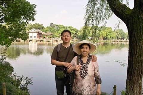  Gđa Ji Yunzhi sa sinom Simonom Zhangom 
