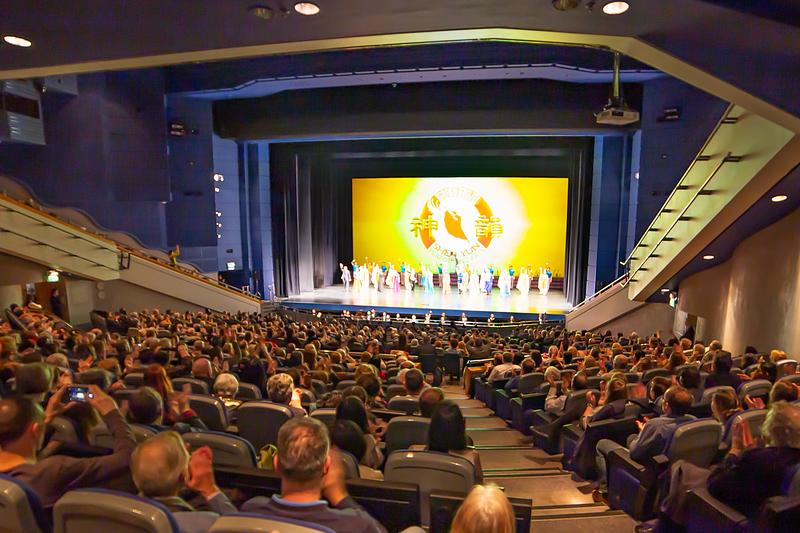Shen Yun New York Company u ICC Birmingham-Hall 1. u Birminghamu, Ujedinjeno Kraljevstvo, uvečer 7. januara. Kompanija je izvela tri rasprodata nastupa u Birminghamu od 7. do 8. januara. (The Epoch Times)