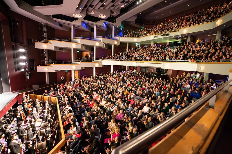 Shen Yun New York Company na rasprodanoj predstavi u New Victoria Theatre u Wokingu, Ujedinjeno Kraljevstvo, 4. januara. (The Epoch Times)
