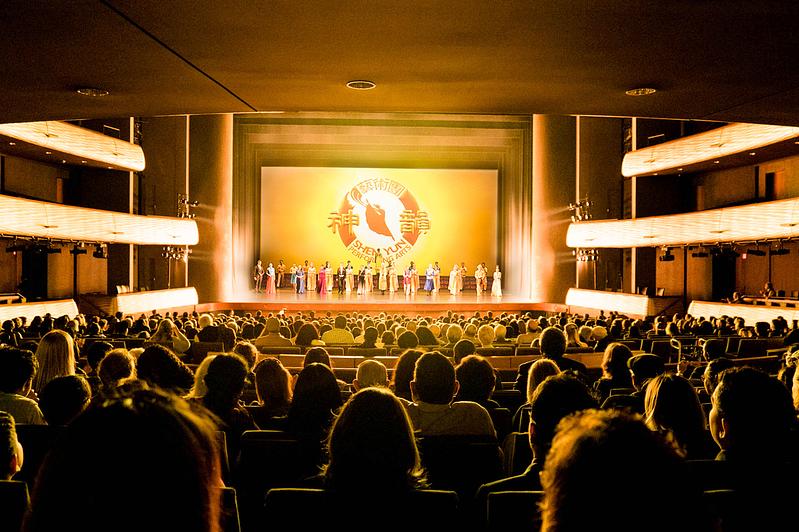 Shen Yun International Company u AT&T Performing Arts Center-Winspear Opera House u Dallasu, Texsas, 7. januara popodne. Kompanija je 7. januara izvela dva nastupa prepunim dvoranama. (The Epoch Times)