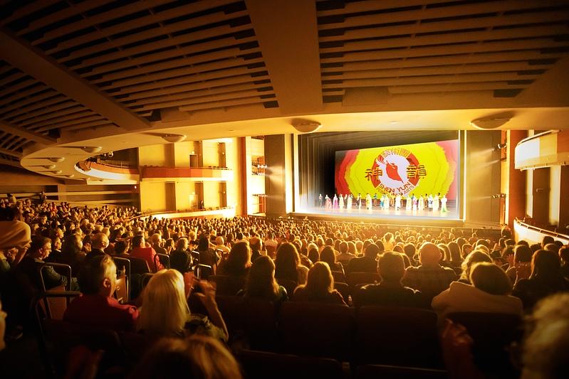 Shen Yun New World Company u The Long Center for the Performing Arts u Austinu, Texsas, 8. januara. Kompanija je izvela četiri predstave u Austinu od 6. do 8. januara, sve pred prepunim dvoranama.