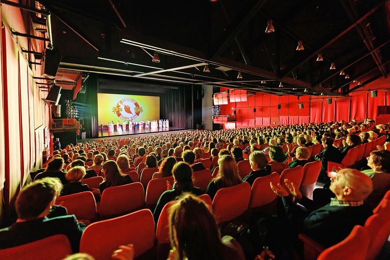 Kompanija Shen Yun Global je izvela dvije predstave u prepunim dvoranama u Theatre am Potsdamer Platz u Berlinu, Njemačka, 7. januara, završavajući nastupe trupe u Berlinu. (The Epoch Times)