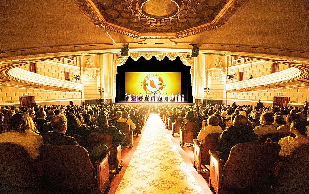 Kompanija Shen Yun New Era u prepunoj dvorani Ratne memorijalne opere u San Francisku, Kalifornija, 8. januara. (Minghui.org)