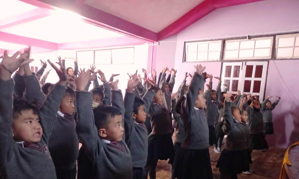 Mala djeca uče prvu Falun Dafa vježbu u Srednjoj školi Sai Sundaram.