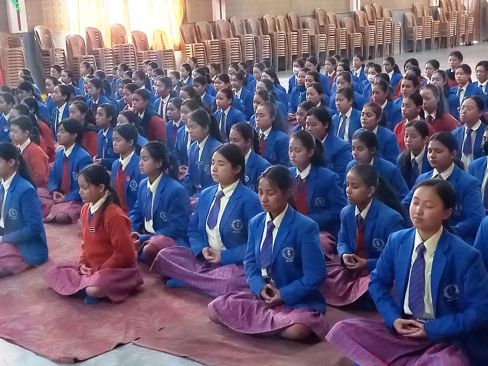 Učenice Sonada srednje drugostepene škole svetoga krsta za djevojke uče petu Falun Dafa vježbu, meditaciju.