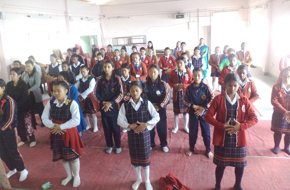 Učenici srednje škole za djevojčice Sardeswari rade Falun Dafa vježbe.
