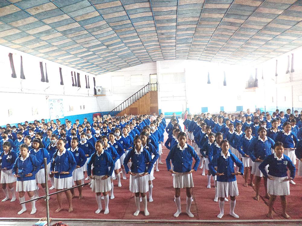 Učenici Više srednje škole za djevojčice Svete Terezije uče drugu vježbu.