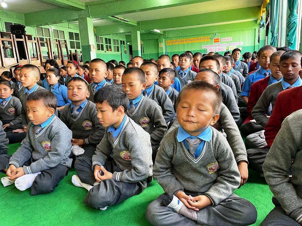 Praktikantica je Falun Dafa predstavila mnogim učenicima i učiteljima u mnogim tibetanskim školama.