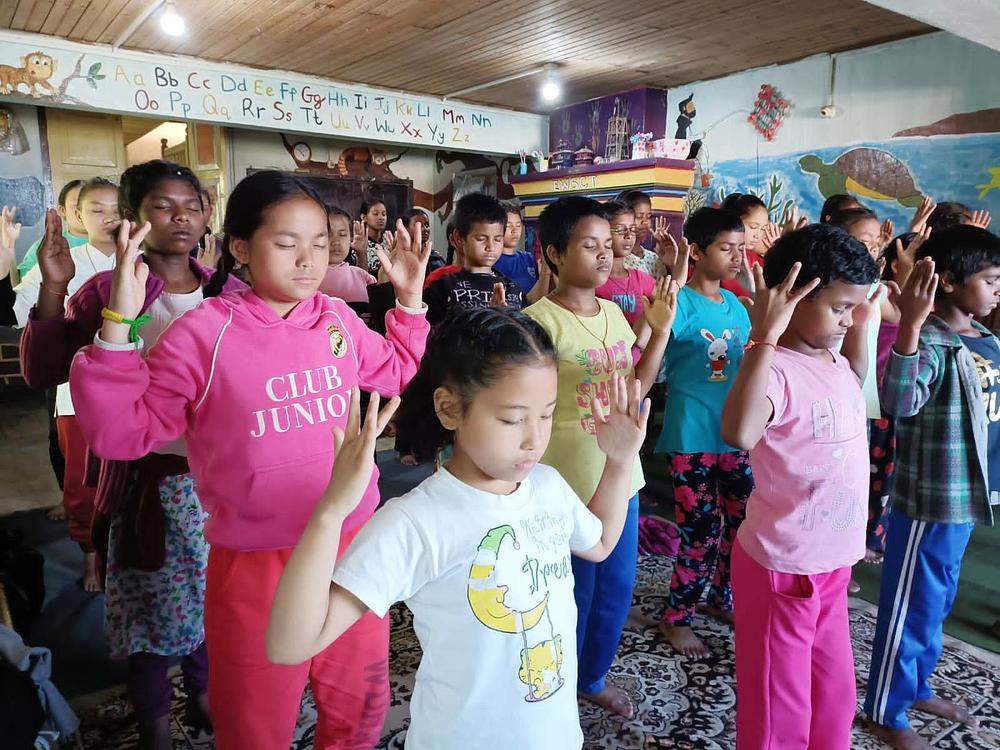 Učenici Škole Edith Wilkins za uličnu djecu rade drugu Falun Dafa vježbu