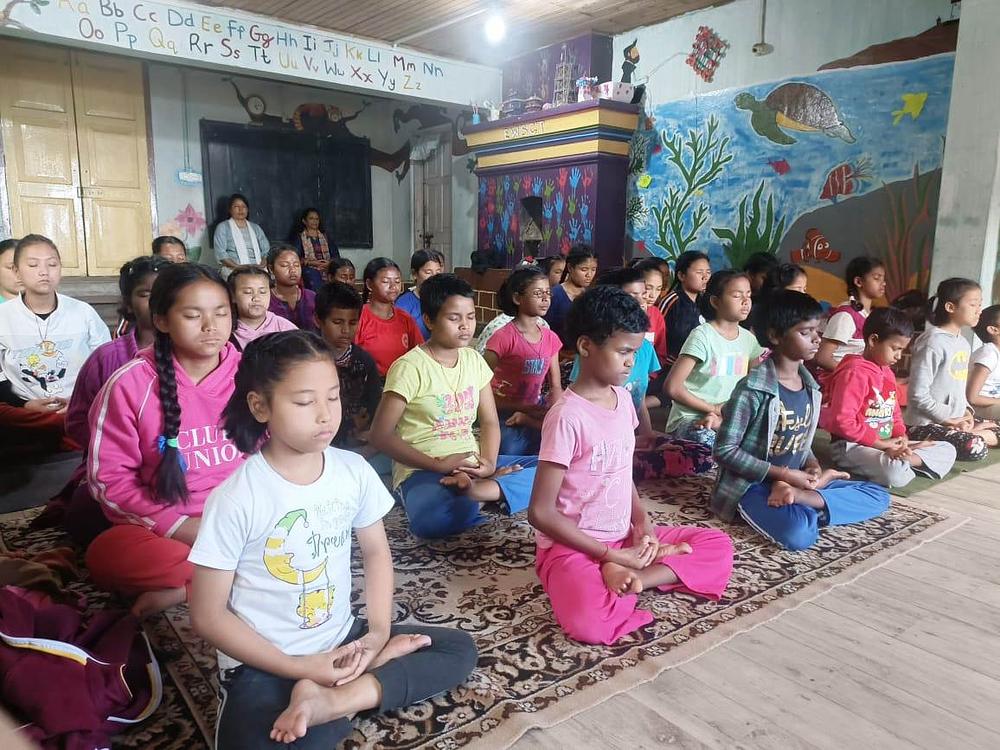 Učenici Škole Edith Wilkins za uličnu djecu rade Falun Dafa vježbu meditacije