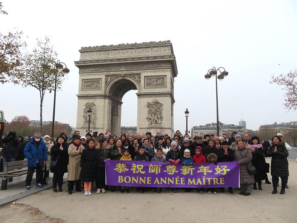  Praktikanti su ispred Arc de Triomphe de l