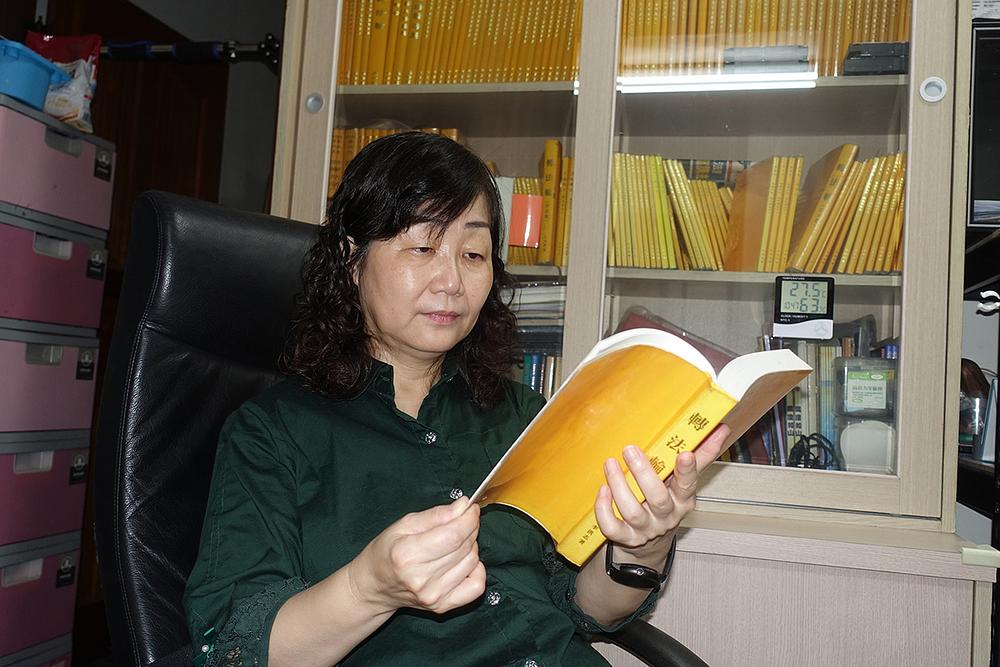 Hsu Mei-hui čita *Zhuan Falun*, knjigu sa glavnim učenjima Falun Dafa.
