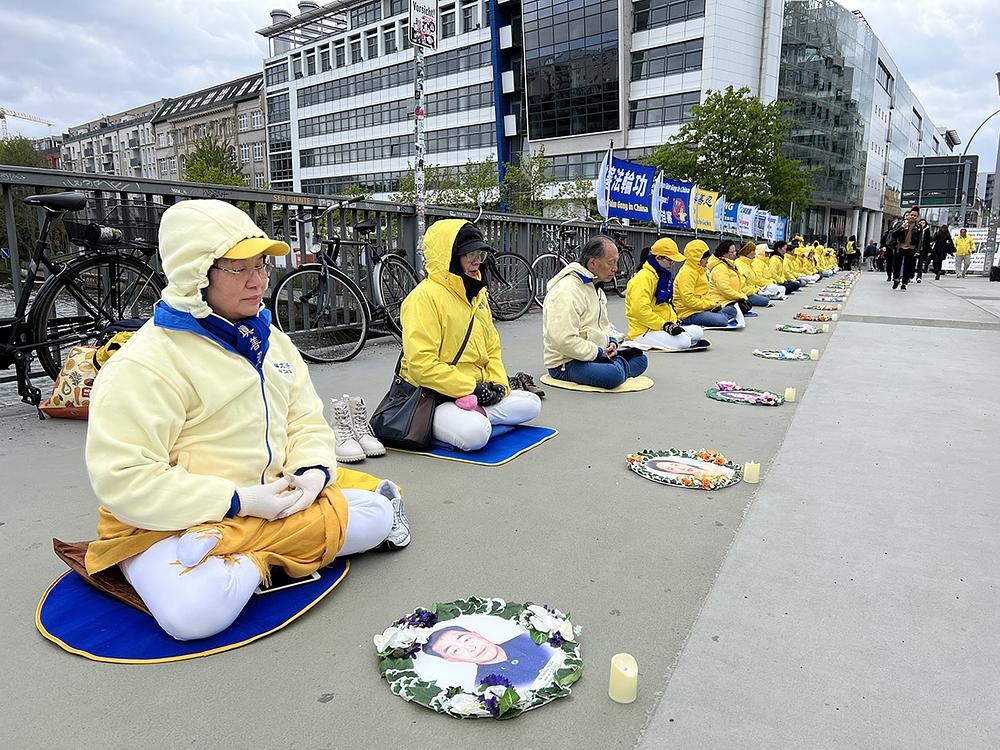 Praktikanti su, 25. aprila 2023. godine, mirno demonstrirali ispred kineske ambasade u Berlinu 
 