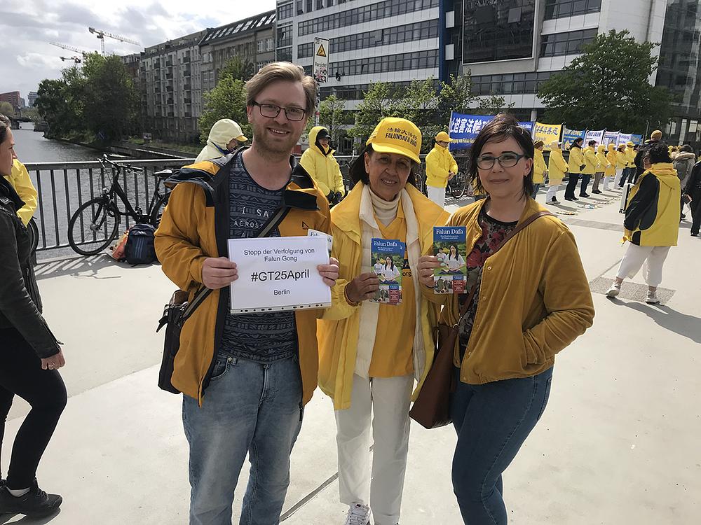  Ljudi u Berlinu podržavaju napore praktikanata da ostvare svoju slobodu vjerovanja.