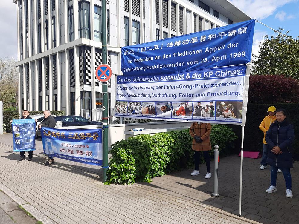 Grupno izvođenje vježbi ispred kineskog konzulata u Düsseldorfu 
