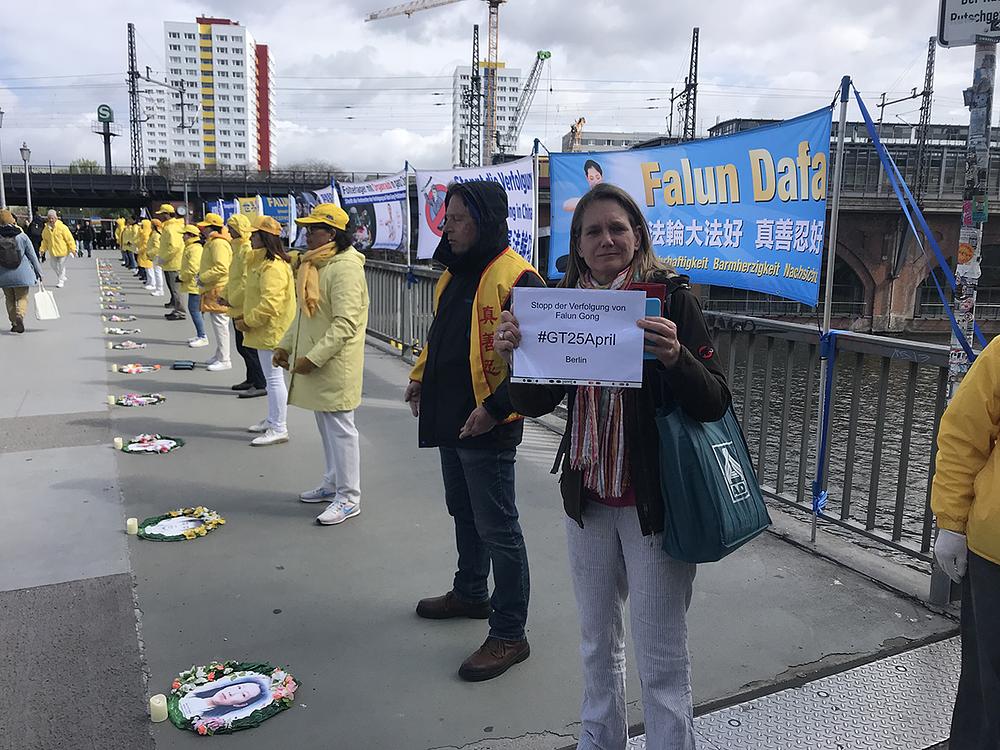 Prolaznici podržavaju Falun Dafa praktikante i njihov cilj. 