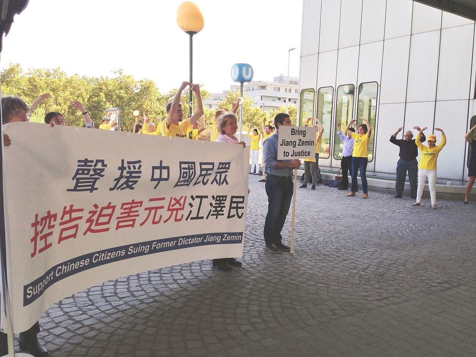Praktikanti podižu svijest o progonu Falun Gonga.