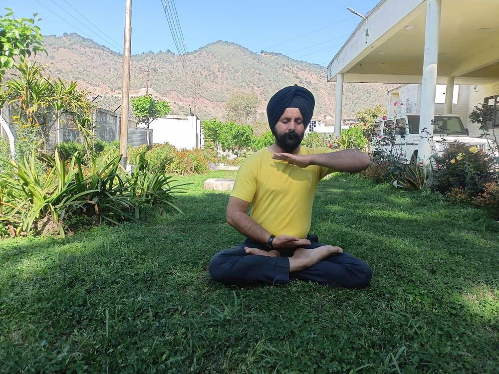 Dr. Amardev Singh prakticira Falun Dafa sjedeću meditaciju.