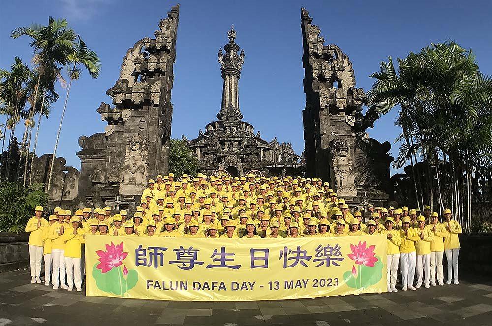  Praktikanti sa Istočnog Timora slave 24. godinu Svjetskog dan Falun Dafa.