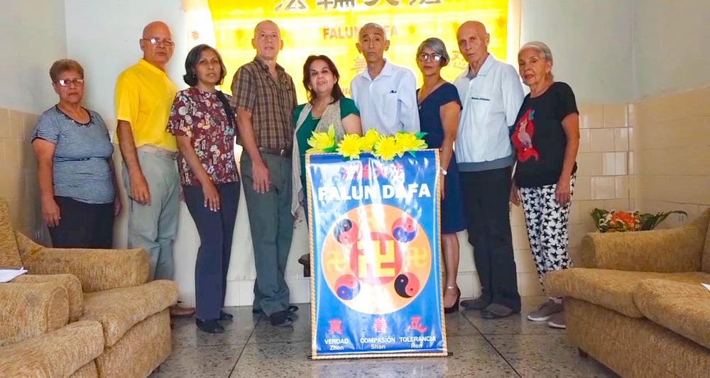Praktikanti u Venecueli slave Svjetski dan Falun Dafa. 